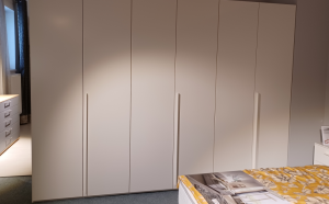 Schrank 6 tuerig weiss - Ecker Möbel Eferding