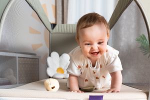 Baby krabbelt - Ecker Möbel Eferding